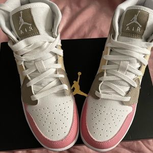 ✨AUTHENTIC✨ Jordan 1’s Mid.